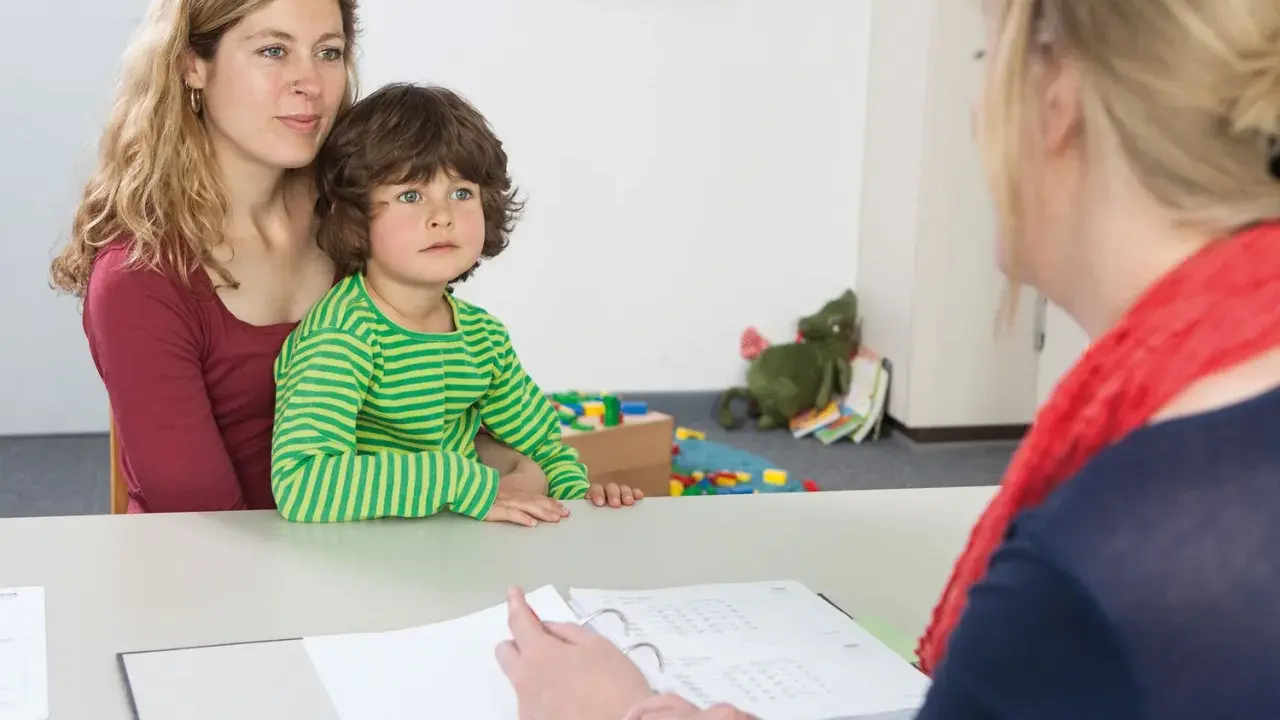 Mutter mit Kind im Gespräch mit einer Person vom Jugendamt. Beistandschaft Jugendamt bis zu welchem Alter? Hier wird über die Unterstützung gesprochen.