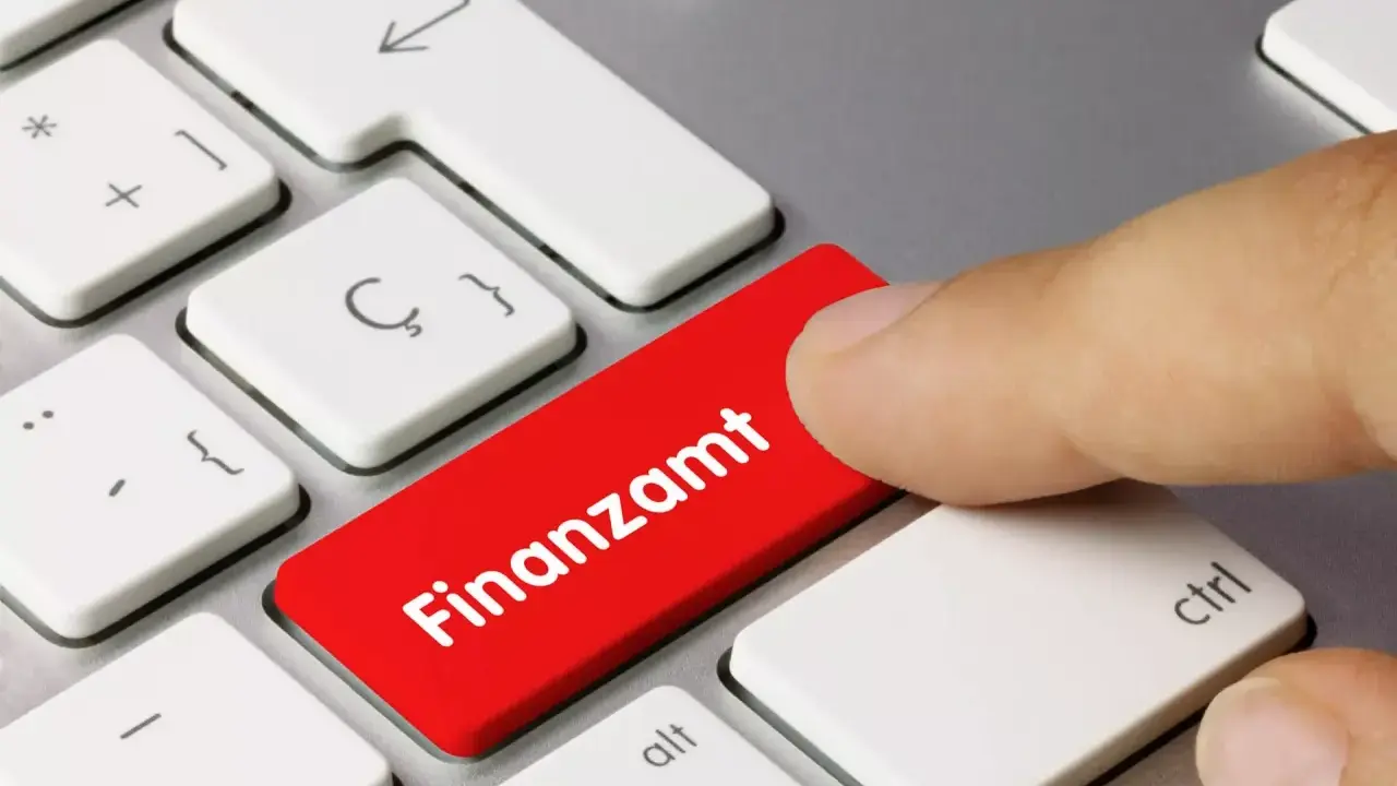 Finger drückt auf rote Taste "Finanzamt". Die Anlage U wird digital unterschrieben, die Unterschrift verweigert.