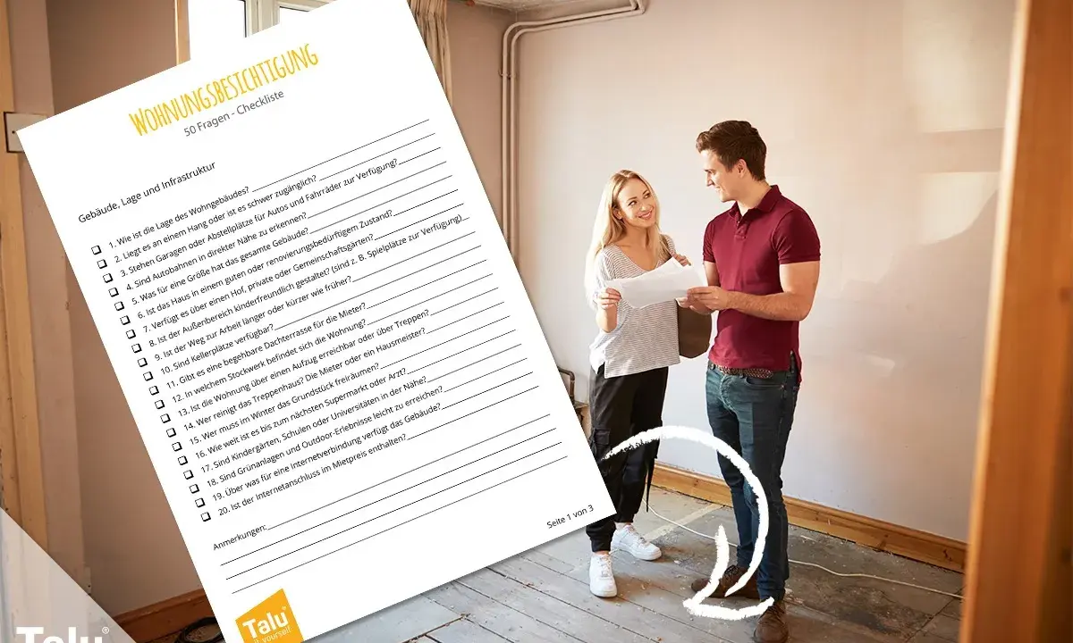 Ein Paar prüft eine Checkliste für die Wohnungsbesichtigung in einer leeren Wohnung.