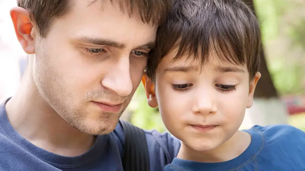 Vater und Sohn, die sich am Wochenende nahe sind. Die Uhrzeit spielt keine Rolle, wenn sie zusammen sind.