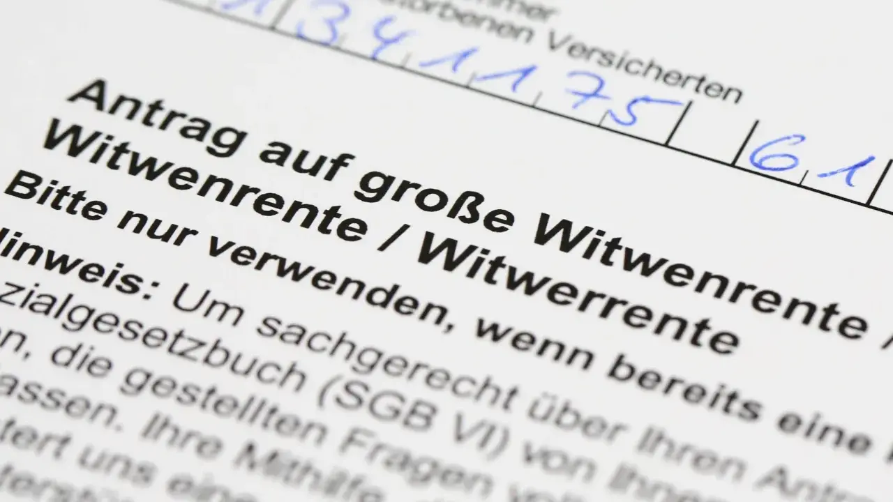 Antrag auf Witwenrente: Hier wird geklärt, wieviel Rente der Mann bekommt, wenn die Frau stirbt.