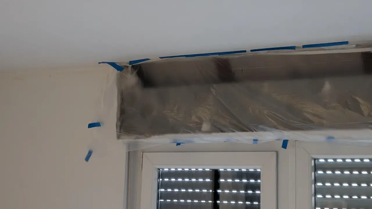 Fenster mit Rollladen, der mit Folie und Klebeband abgedeckt ist. Möglicherweise ein Fall für Mietminderung wegen defektem Rollladen.
