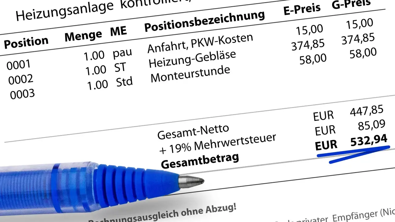 Rechnung für Heizungsanlage: Gebläse defekt, erneuert. Positionen wie Anfahrt, Heizung-Gebläse, Monteurstunde. Möglicher Widerspruch Betriebskostenabrechnung? Gesamtbetrag 532,94 EUR.