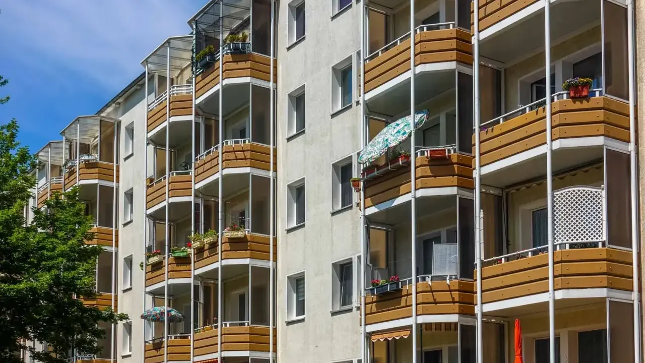 Mehrfamilienhaus mit vielen Balkonen. Hier könnte man sich fragen, was bedeutet pauschalmiete, wenn man die vielen Wohnungen betrachtet.