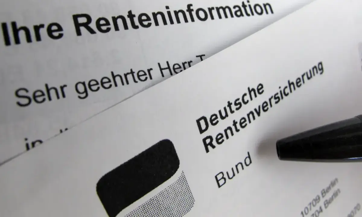 Dokumente zur Renteninformation und Anwartschaft Rente liegen auf einem Tisch, daneben ein Stift.