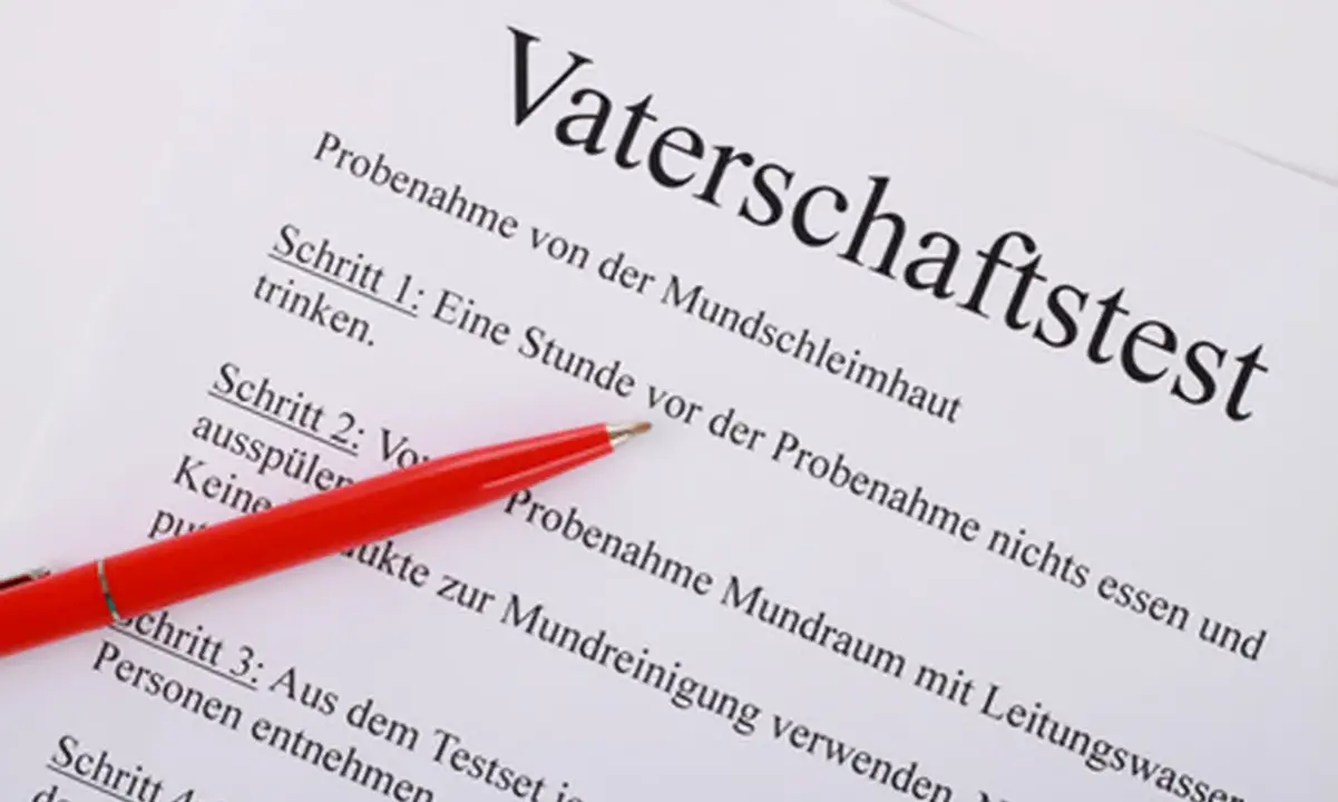 Ein Dokument mit dem Titel "Vaterschaftstest" und Anweisungen zur Probenahme. Die Mutter weigert sich, den Test durchzuführen.