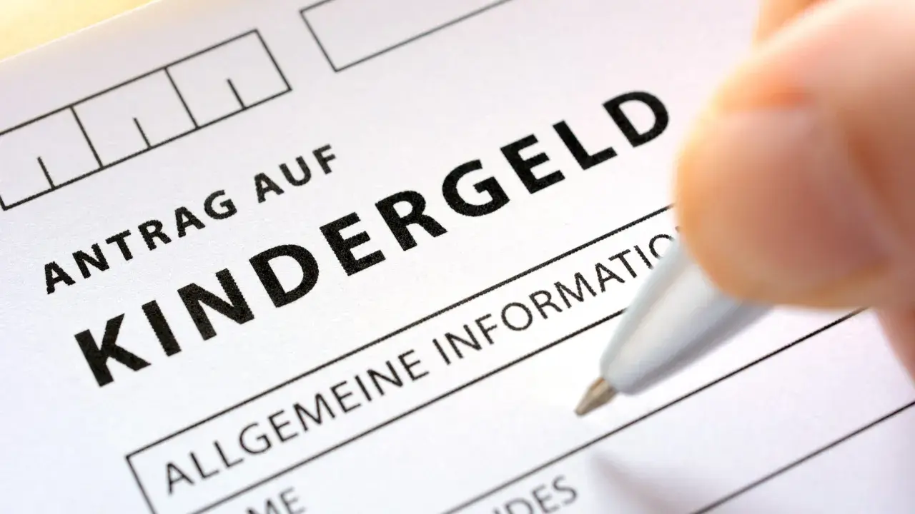 Antrag auf Kindergeld. Ein Formular wird ausgefüllt. Unrechtmäßiger Bezug von Kindergeld kann zu Strafe führen.