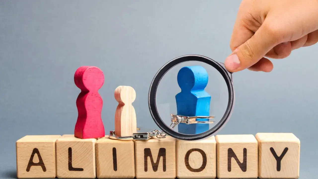 Holzfiguren und Handschellen auf Würfeln mit "ALIMONY". Ein blauer Mann unter Lupe, der Unterhaltsschulden und Privatinsolvenz symbolisiert, die das Jugendamt betreffen.