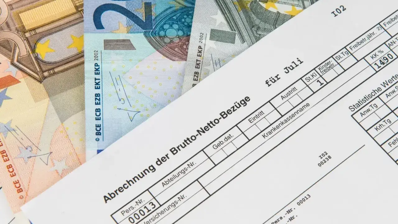 Lohnabrechnung für Juli mit Euro-Scheinen. Der niedrige Lohn lässt vermuten, dass der Arbeitgeber zu wenig zahlt.
