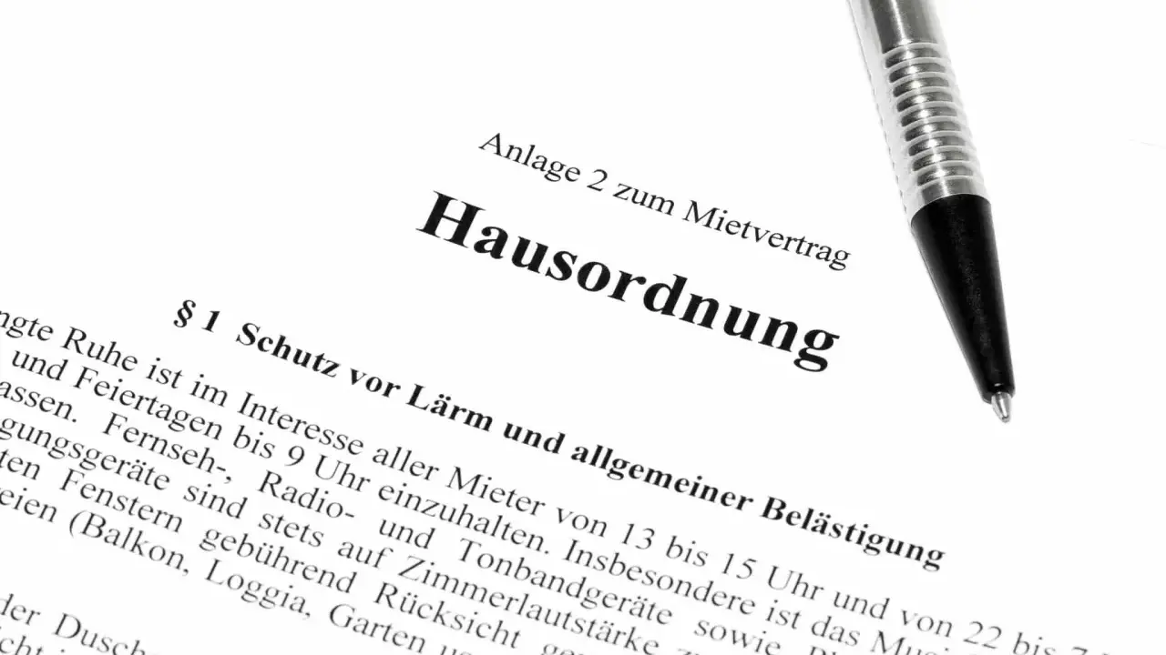 Hausordnung für ein Mehrfamilienhaus, Anlage zum Mietvertrag. Ein Stift liegt auf dem Dokument.