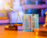 Goldene Waage, Euro-Scheine und ein Hammer. Die Frage: prozesskostenhilfe wie lange dauert bewilligung?