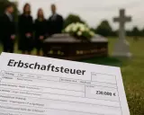 Trauernde stehen am Grab, während ein Erbschaftsteuerformular mit 230.000 € im Vordergrund liegt. § 14 ErbStG regelt die Besteuerung.