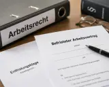 Arbeitsrecht-Ordner, befristeter Arbeitsvertrag und Entfristungsklage. Die Frist für die Klage ist entscheidend.
