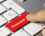 Finger drückt auf rote Taste "Finanzamt". Die Anlage U wird digital unterschrieben, die Unterschrift verweigert.