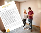 Ein Paar prüft eine Checkliste für die Wohnungsbesichtigung in einer leeren Wohnung.
