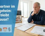 Ein Mann denkt über den monatlichen Selbstbehalt Pflegeheim nach. Dokumente liegen auf dem Tisch, ein Foto seiner Frau im Rollstuhl.
