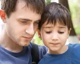 Vater und Sohn, die sich am Wochenende nahe sind. Die Uhrzeit spielt keine Rolle, wenn sie zusammen sind.