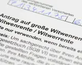 Antrag auf Witwenrente: Hier wird geklärt, wieviel Rente der Mann bekommt, wenn die Frau stirbt.