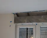 Fenster mit Rollladen, der mit Folie und Klebeband abgedeckt ist. Möglicherweise ein Fall für Mietminderung wegen defektem Rollladen.