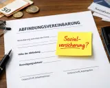Abfindungsvereinbarung mit Fragezeichen zur Sozialversicherung. Geld, Brille, Stift und Taschenrechner liegen bereit.