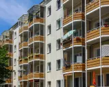 Mehrfamilienhaus mit vielen Balkonen. Hier könnte man sich fragen, was bedeutet pauschalmiete, wenn man die vielen Wohnungen betrachtet.