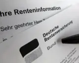 Dokumente zur Renteninformation und Anwartschaft Rente liegen auf einem Tisch, daneben ein Stift.