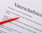 Ein Dokument mit dem Titel "Vaterschaftstest" und Anweisungen zur Probenahme. Die Mutter weigert sich, den Test durchzuführen.