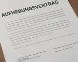 Ein Aufhebungsvertrag, der die Beendigung eines Arbeitsverhältnisses regelt, liegt bereit. Er könnte auch für die Probezeit relevant sein.
