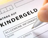 Antrag auf Kindergeld. Ein Formular wird ausgefüllt. Unrechtmäßiger Bezug von Kindergeld kann zu Strafe führen.