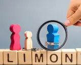 Holzfiguren und Handschellen auf Würfeln mit "ALIMONY". Ein blauer Mann unter Lupe, der Unterhaltsschulden und Privatinsolvenz symbolisiert, die das Jugendamt betreffen.