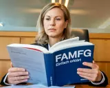 Frau liest im FAMFG-Buch, das das vermittlungsverfahren famfg erklärt.