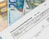 Lohnabrechnung für Juli mit Euro-Scheinen. Der niedrige Lohn lässt vermuten, dass der Arbeitgeber zu wenig zahlt.