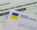 Dokumente der Deutschen Rentenversicherung und ein Formular für "Renten und andere Leistungen". Jemand hat bei Prozesskostenhilfe gelogen.