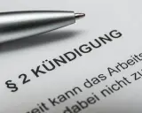 Stift auf Kündigungsschreiben. Nach 10 Jahren im Unternehmen steht die Abfindung im Raum.