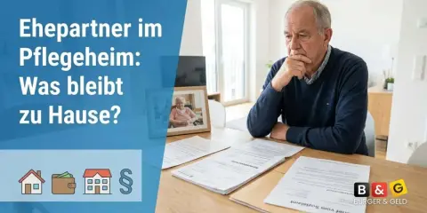 Ein Mann denkt über den monatlichen Selbstbehalt Pflegeheim nach. Dokumente liegen auf dem Tisch, ein Foto seiner Frau im Rollstuhl.