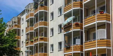 Mehrfamilienhaus mit vielen Balkonen. Hier könnte man sich fragen, was bedeutet pauschalmiete, wenn man die vielen Wohnungen betrachtet.
