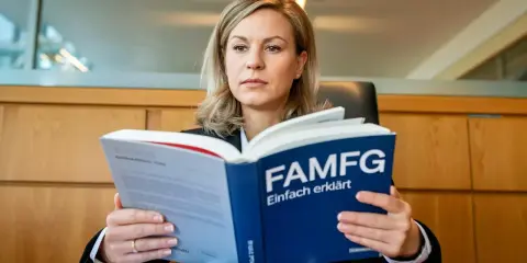 Frau liest im FAMFG-Buch, das das vermittlungsverfahren famfg erklärt.