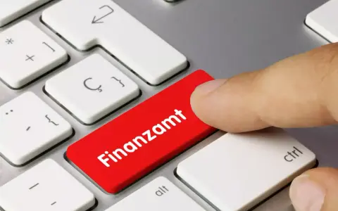 Finger drückt auf rote Taste "Finanzamt". Die Anlage U wird digital unterschrieben, die Unterschrift verweigert.