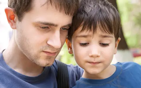 Vater und Sohn, die sich am Wochenende nahe sind. Die Uhrzeit spielt keine Rolle, wenn sie zusammen sind.