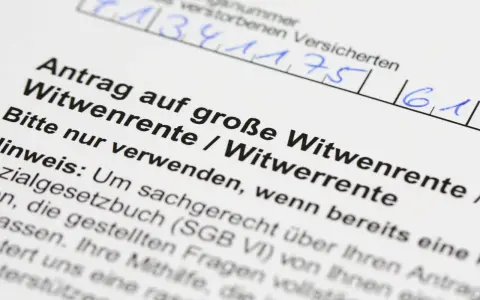 Antrag auf Witwenrente: Hier wird geklärt, wieviel Rente der Mann bekommt, wenn die Frau stirbt.