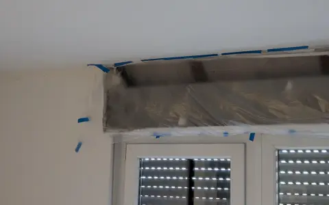 Fenster mit Rollladen, der mit Folie und Klebeband abgedeckt ist. Möglicherweise ein Fall für Mietminderung wegen defektem Rollladen.