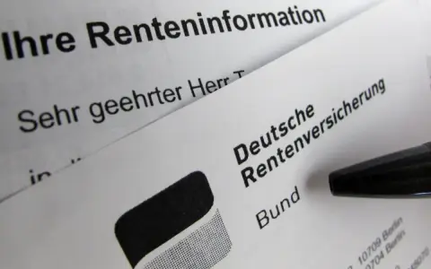 Dokumente zur Renteninformation und Anwartschaft Rente liegen auf einem Tisch, daneben ein Stift.