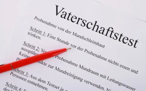 Ein Dokument mit dem Titel "Vaterschaftstest" und Anweisungen zur Probenahme. Die Mutter weigert sich, den Test durchzuführen.