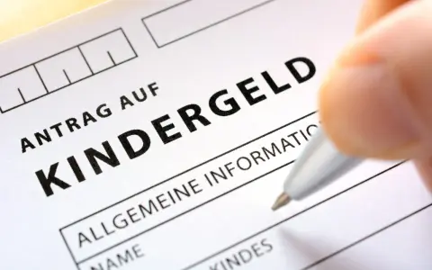 Antrag auf Kindergeld. Ein Formular wird ausgefüllt. Unrechtmäßiger Bezug von Kindergeld kann zu Strafe führen.