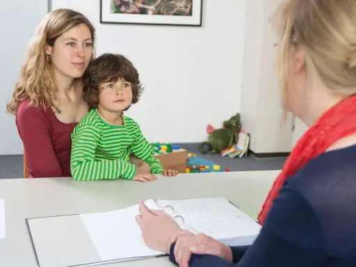Mutter mit Kind im Gespräch mit einer Person vom Jugendamt. Beistandschaft Jugendamt bis zu welchem Alter? Hier wird über die Unterstützung gesprochen.