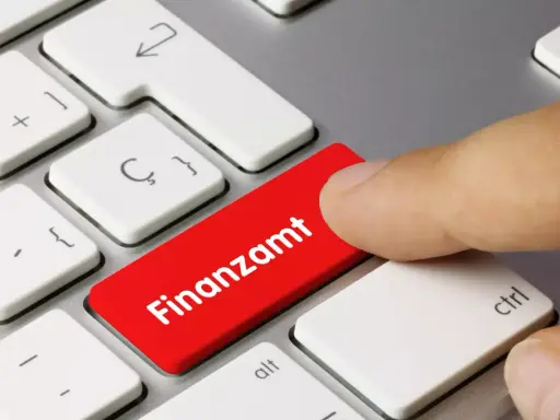 Finger drückt auf rote Taste "Finanzamt". Die Anlage U wird digital unterschrieben, die Unterschrift verweigert.