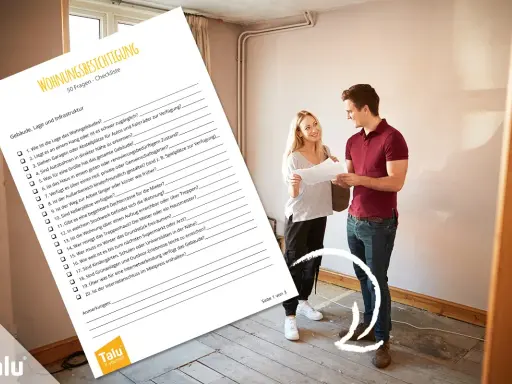 Ein Paar prüft eine Checkliste für die Wohnungsbesichtigung in einer leeren Wohnung.