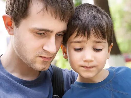 Vater und Sohn, die sich am Wochenende nahe sind. Die Uhrzeit spielt keine Rolle, wenn sie zusammen sind.