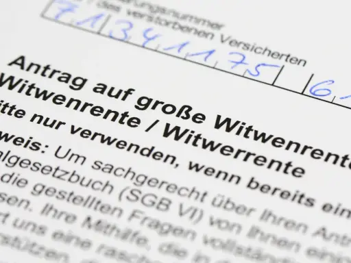 Antrag auf Witwenrente: Hier wird geklärt, wieviel Rente der Mann bekommt, wenn die Frau stirbt.