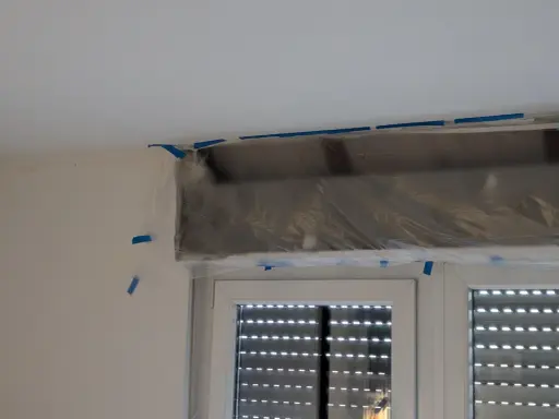 Fenster mit Rollladen, der mit Folie und Klebeband abgedeckt ist. Möglicherweise ein Fall für Mietminderung wegen defektem Rollladen.